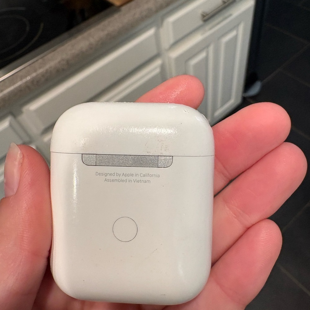 Apple AirPods in White : 2nd Generation